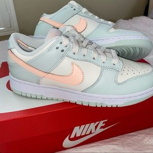 nike dunk low Barely Green size 7.5 W/ 6 Y